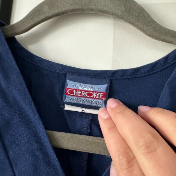 Cherokee | EUC Women's Scrubs Workwear Originals V-Neck Top 4700 Navy Size Small - Picture 3 of 8